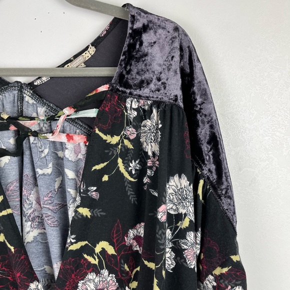 Gimmicks by BKE Floral Velvet Top Dolman Sleeve V-neck Medium Boho Black Gray - Picture 3 of 10